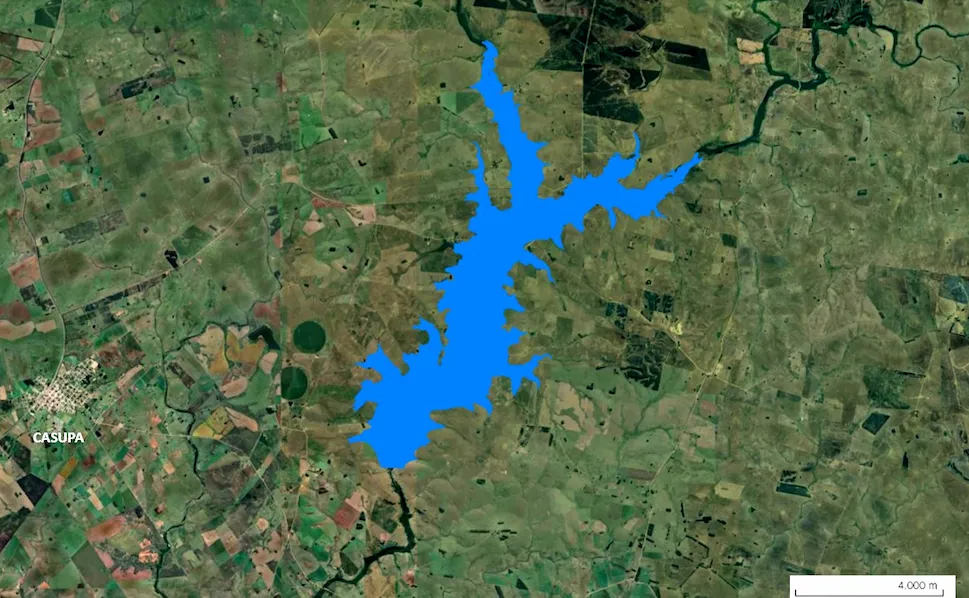 Proyección satelital oficial de OSE de 2025 que muestra el área de inundación del embalse de la represa de Casupá junto a la localidad en Florida, Uruguay.