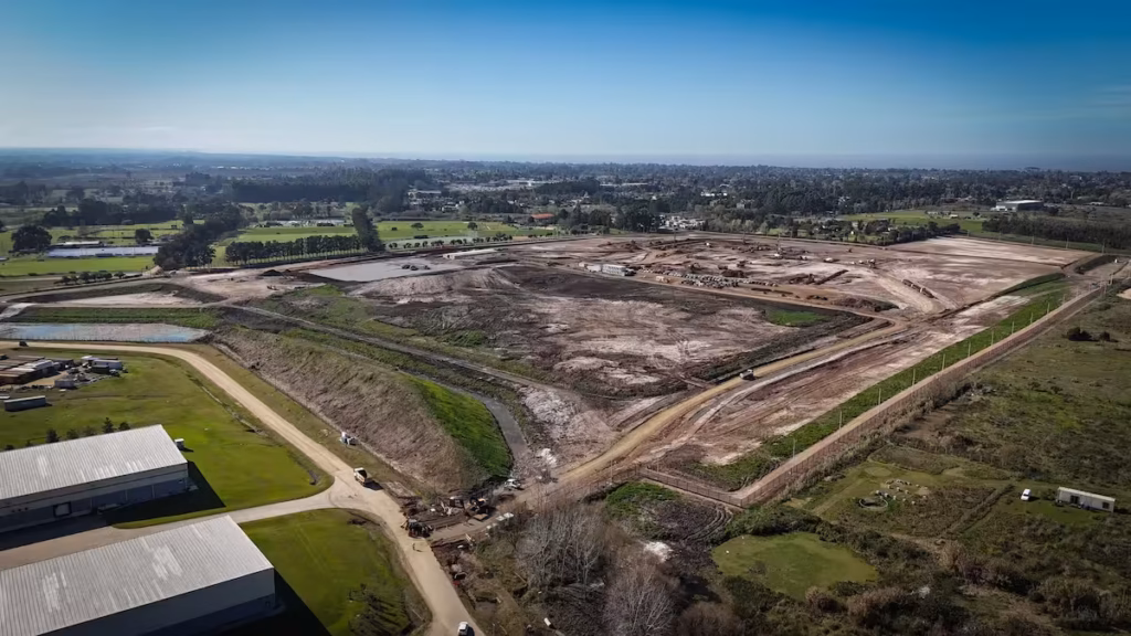 Vista aérea del terreno en Canelones donde avanzan las obras del centro de datos de Google.