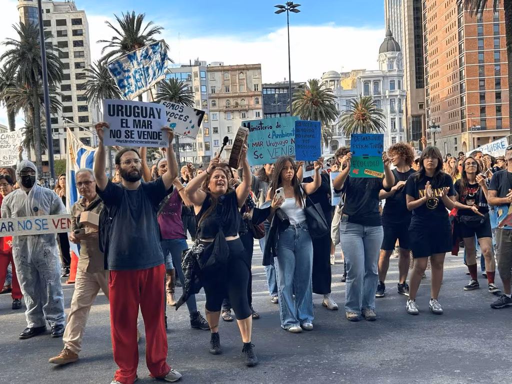 Manifestantes reclaman la nulidad de contratos petroleros y la protección del mar uruguayo en Plaza Independencia