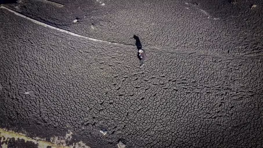 Ríos en crisis en Uruguay: una persona camina sobre el terreno seco del embalse Paso Severino en 2023