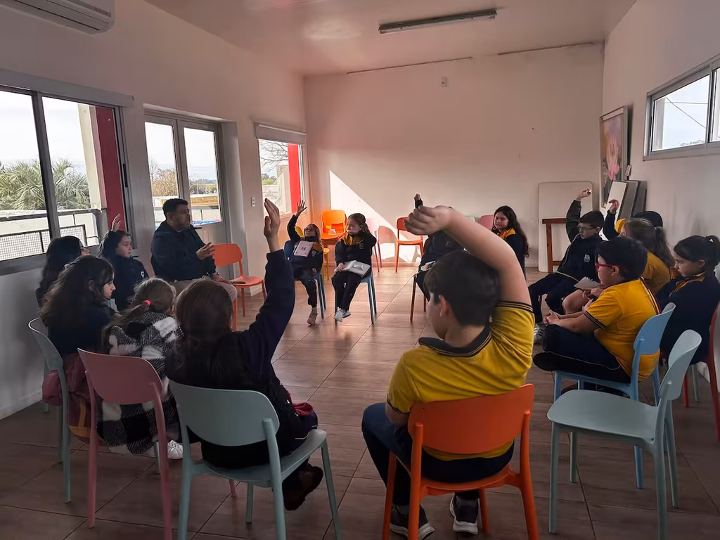 Sergio Pesce en el aula en círculo junto a los escolares del colegio Finin de San Carlos.