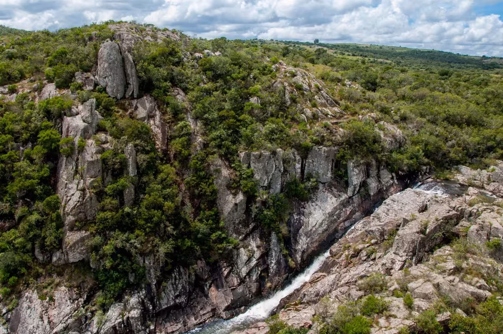 Geodiversidad en Uruguay en las rocas y el curso de agua de Manantiales Serranos