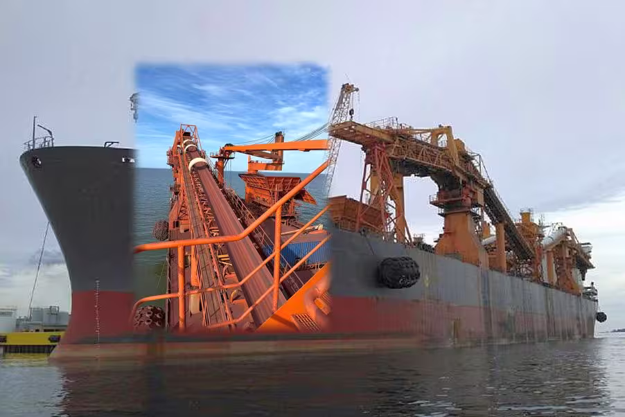 Buque MARA durante una operación de mineral de hierro frente a Piriápolis, con detalle del sistema de transporte