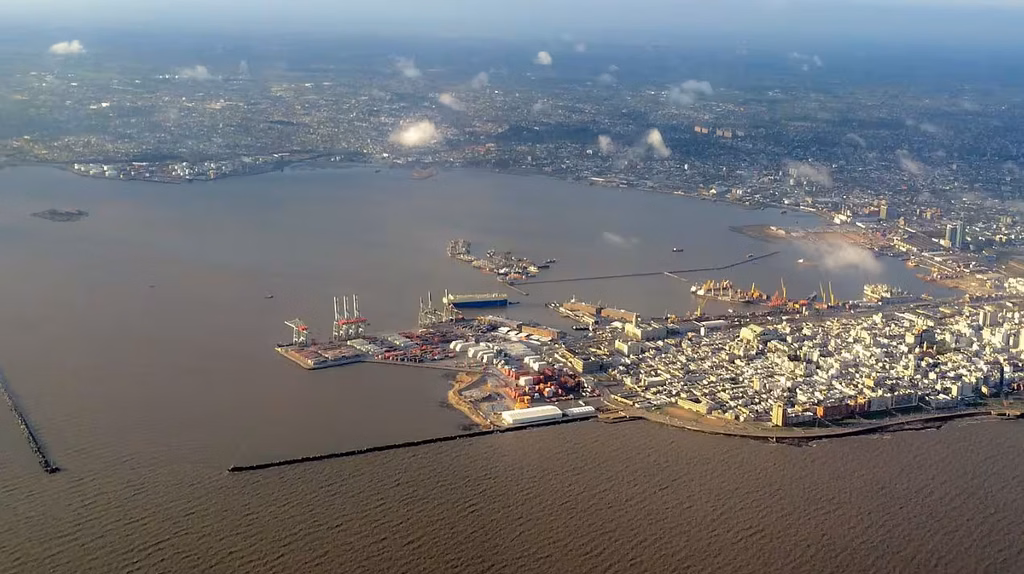 Vista aérea del Puerto de Montevideo escenario de estudios de oceanografía en Uruguay.
