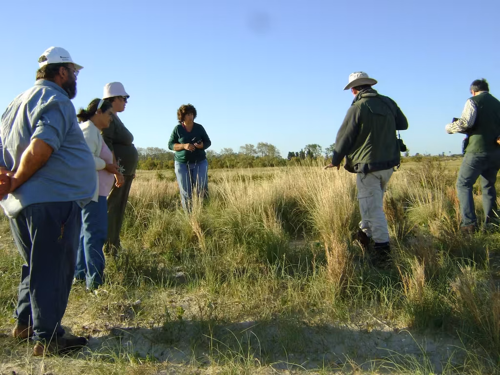 Política climática de Uruguay: pobladores participan en la restauración de la faja costera de Autódromo y Penino